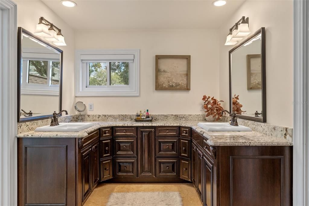 Под контрактом: $2,219,000 (5 спален, 4 ванн, 4328 Квадратных фут)