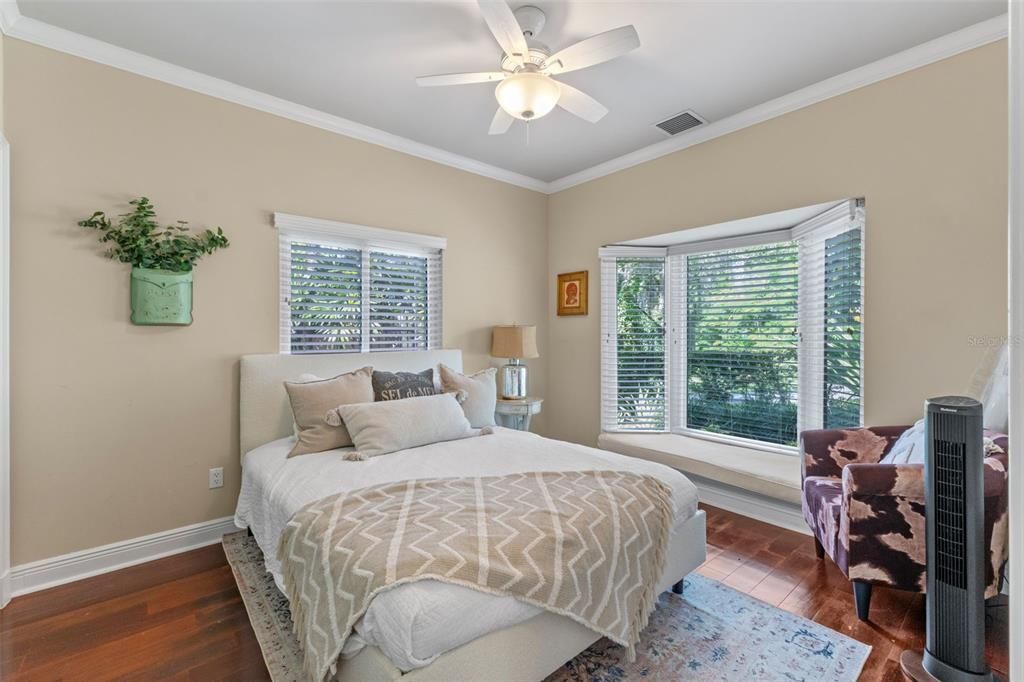 Под контрактом: $2,219,000 (5 спален, 4 ванн, 4328 Квадратных фут)