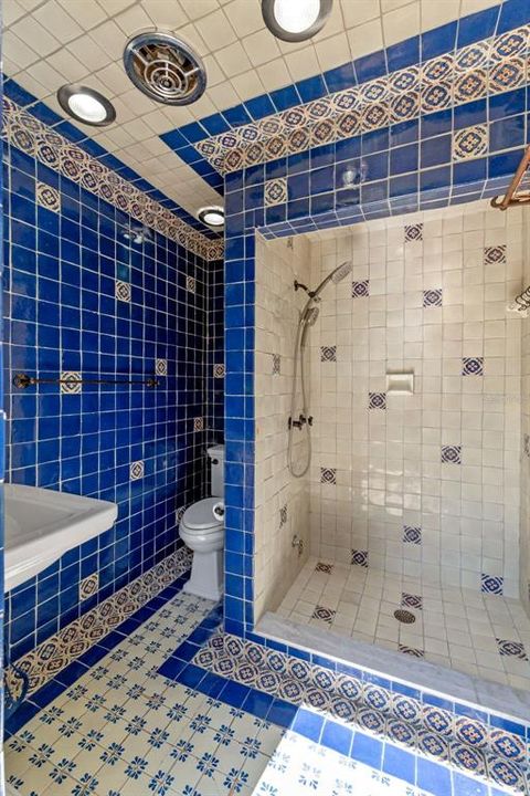 Под контрактом: $2,219,000 (5 спален, 4 ванн, 4328 Квадратных фут)