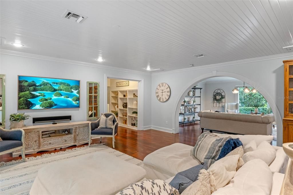 Под контрактом: $2,219,000 (5 спален, 4 ванн, 4328 Квадратных фут)