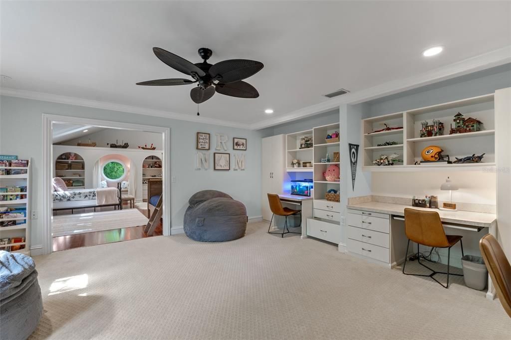 Под контрактом: $2,219,000 (5 спален, 4 ванн, 4328 Квадратных фут)