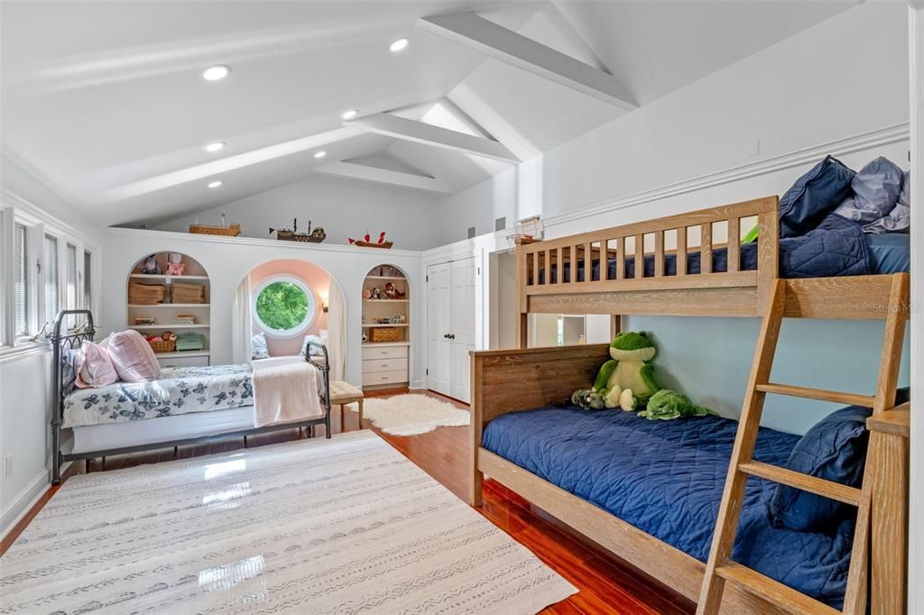 Под контрактом: $2,219,000 (5 спален, 4 ванн, 4328 Квадратных фут)