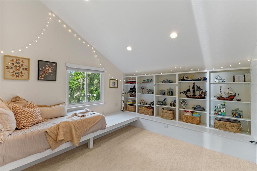 Под контрактом: $2,219,000 (5 спален, 4 ванн, 4328 Квадратных фут)