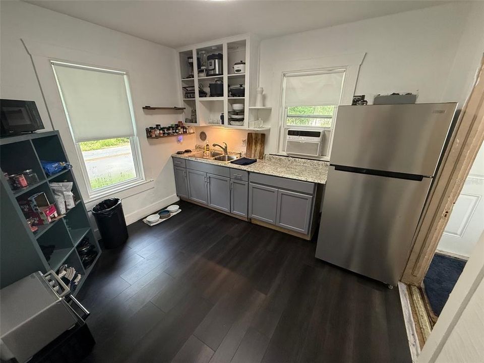 For Sale: $189,900 (2 beds, 1 baths, 688 Square Feet)