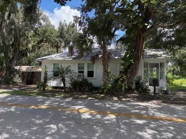 For Sale: $189,900 (2 beds, 1 baths, 688 Square Feet)