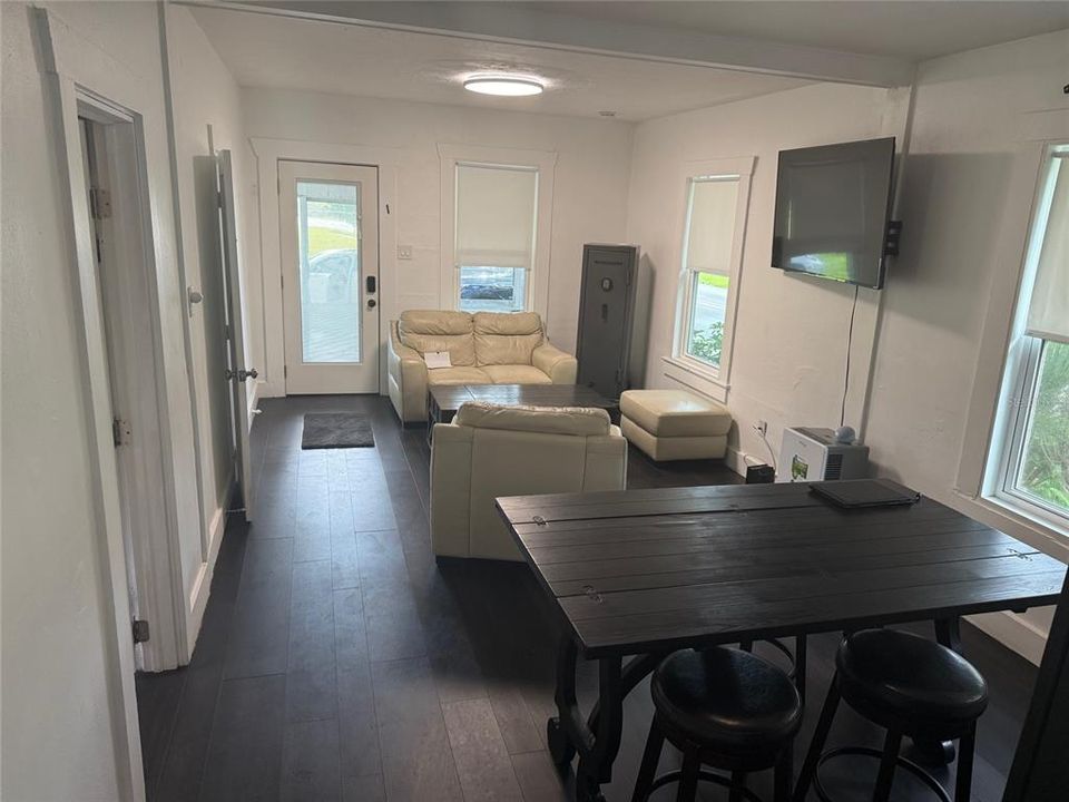 For Sale: $189,900 (2 beds, 1 baths, 688 Square Feet)