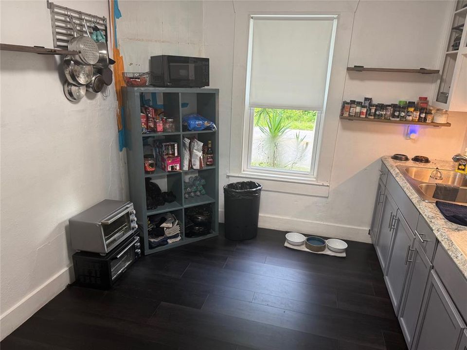 For Sale: $189,900 (2 beds, 1 baths, 688 Square Feet)