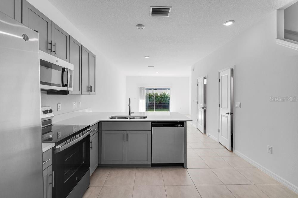 Active With Contract: $249,000 (2 beds, 2 baths, 1178 Square Feet)