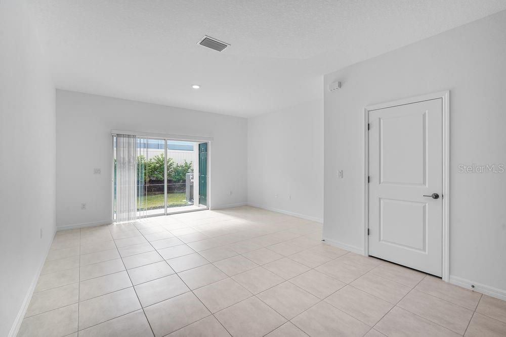 Active With Contract: $249,000 (2 beds, 2 baths, 1178 Square Feet)