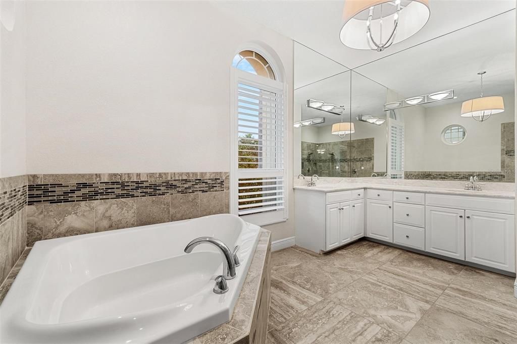 En Venta: $1,099,000 (4 camas, 4 baños, 3709 Pies cuadrados)