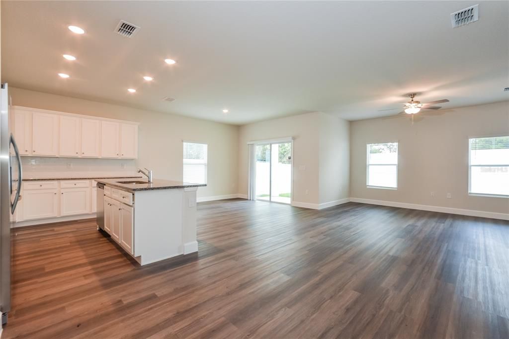 合同活跃: $345,000 (3 贝兹, 2 浴室, 1572 平方英尺)