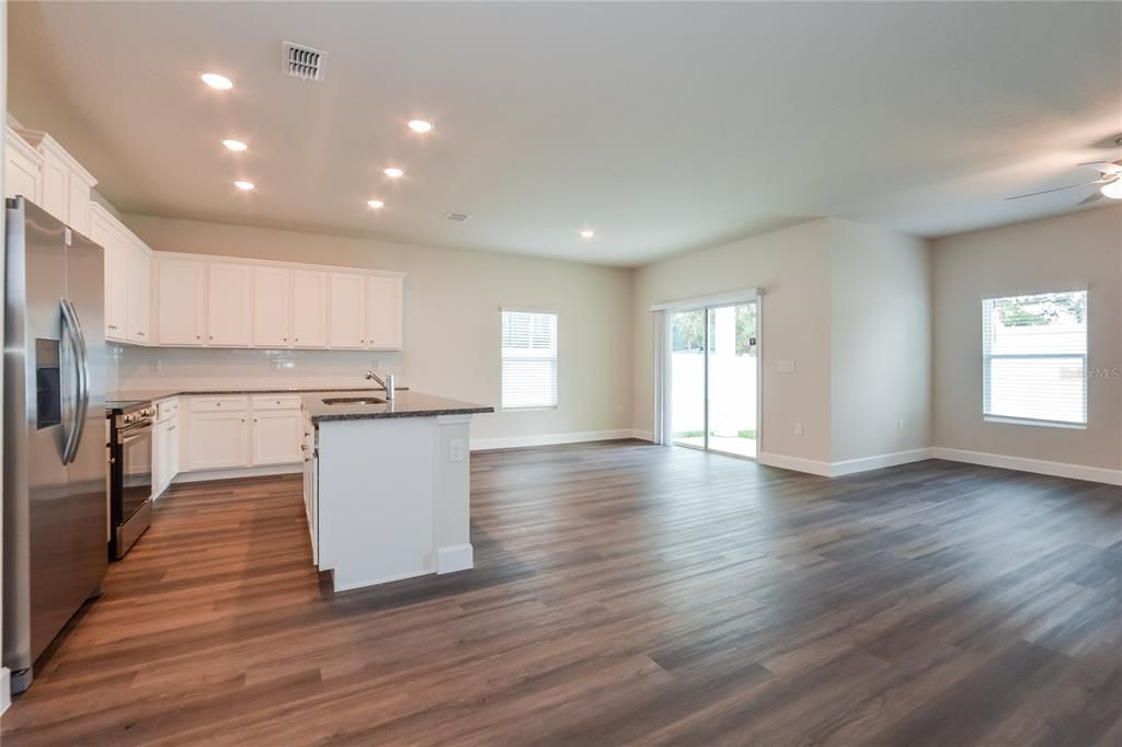 合同活跃: $345,000 (3 贝兹, 2 浴室, 1572 平方英尺)