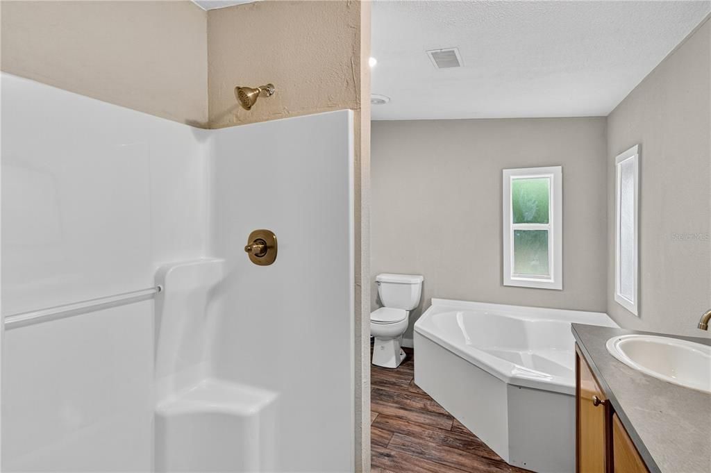 Activo con contrato: $289,000 (4 camas, 2 baños, 2240 Pies cuadrados)