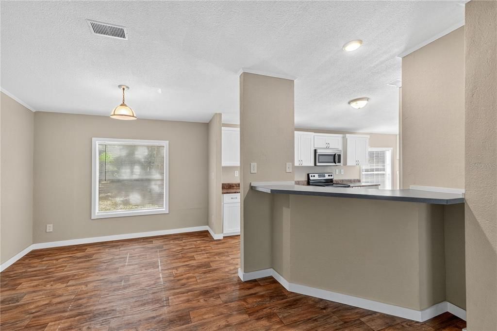 Activo con contrato: $289,000 (4 camas, 2 baños, 2240 Pies cuadrados)