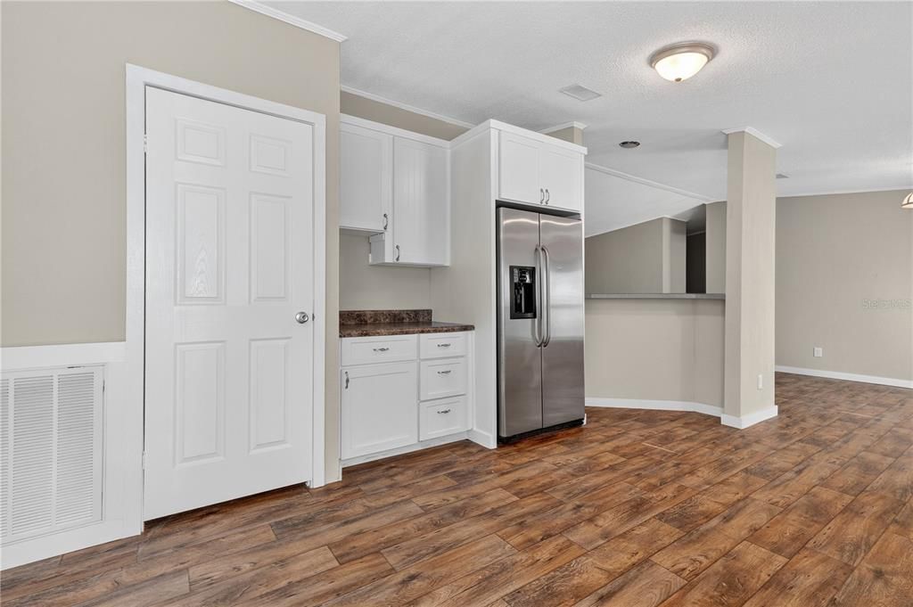 Activo con contrato: $289,000 (4 camas, 2 baños, 2240 Pies cuadrados)