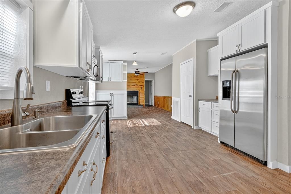 Activo con contrato: $289,000 (4 camas, 2 baños, 2240 Pies cuadrados)