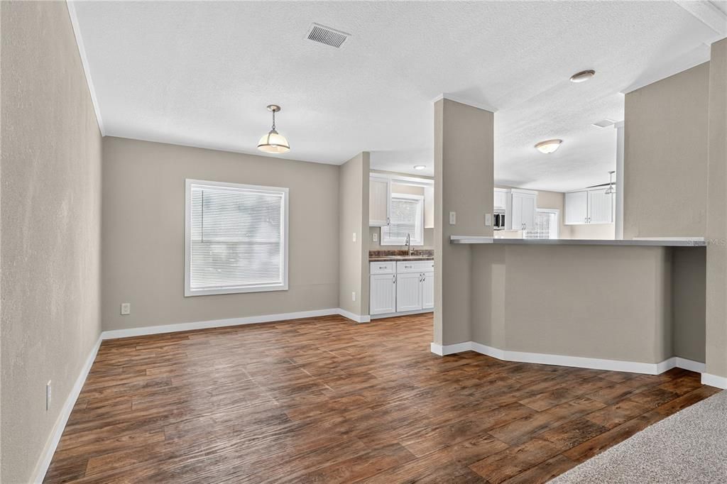 Activo con contrato: $289,000 (4 camas, 2 baños, 2240 Pies cuadrados)