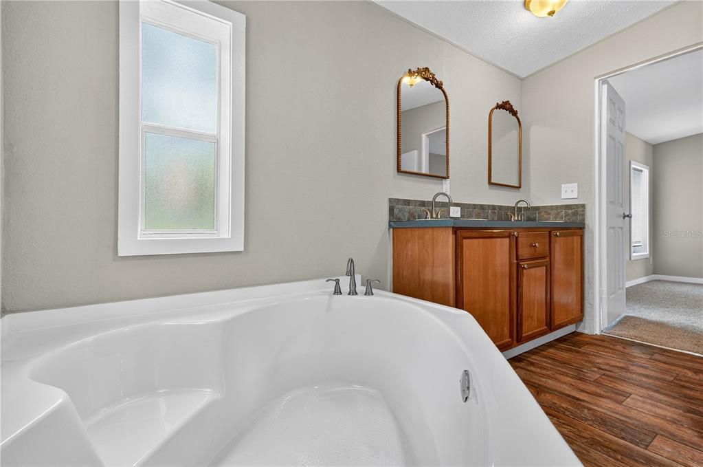 Activo con contrato: $289,000 (4 camas, 2 baños, 2240 Pies cuadrados)