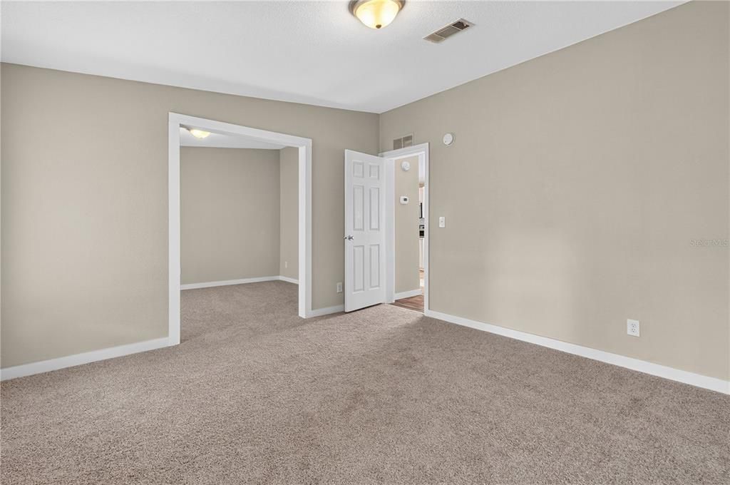 Activo con contrato: $289,000 (4 camas, 2 baños, 2240 Pies cuadrados)