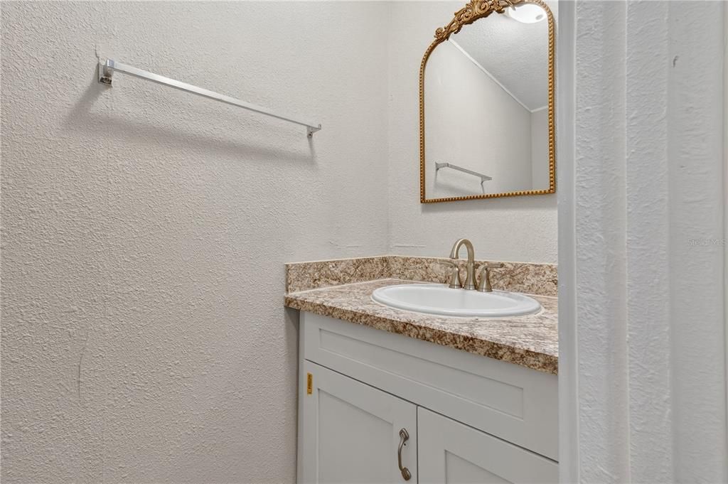 Activo con contrato: $289,000 (4 camas, 2 baños, 2240 Pies cuadrados)