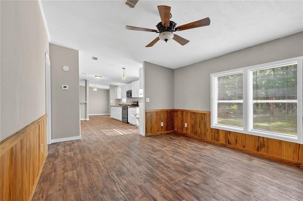 Activo con contrato: $289,000 (4 camas, 2 baños, 2240 Pies cuadrados)