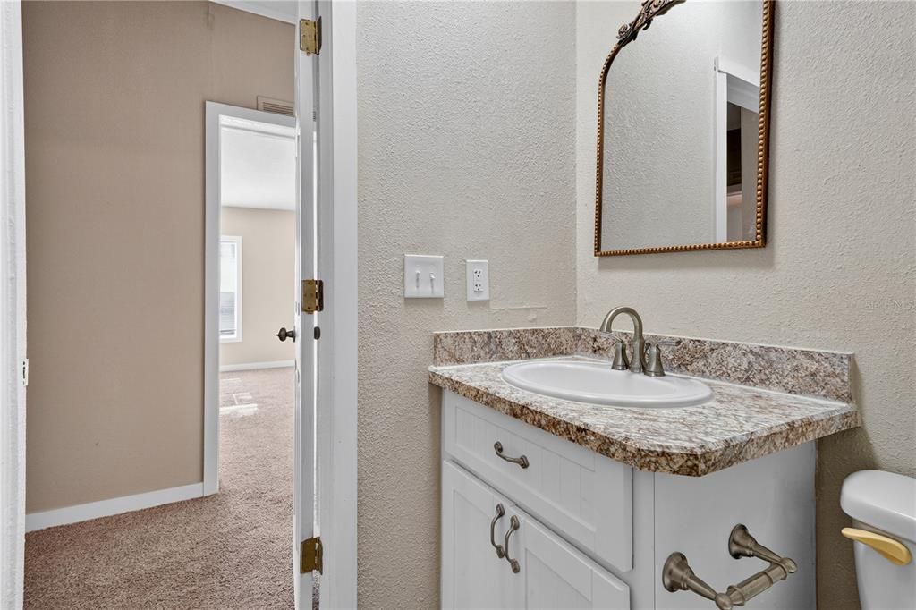 Activo con contrato: $289,000 (4 camas, 2 baños, 2240 Pies cuadrados)