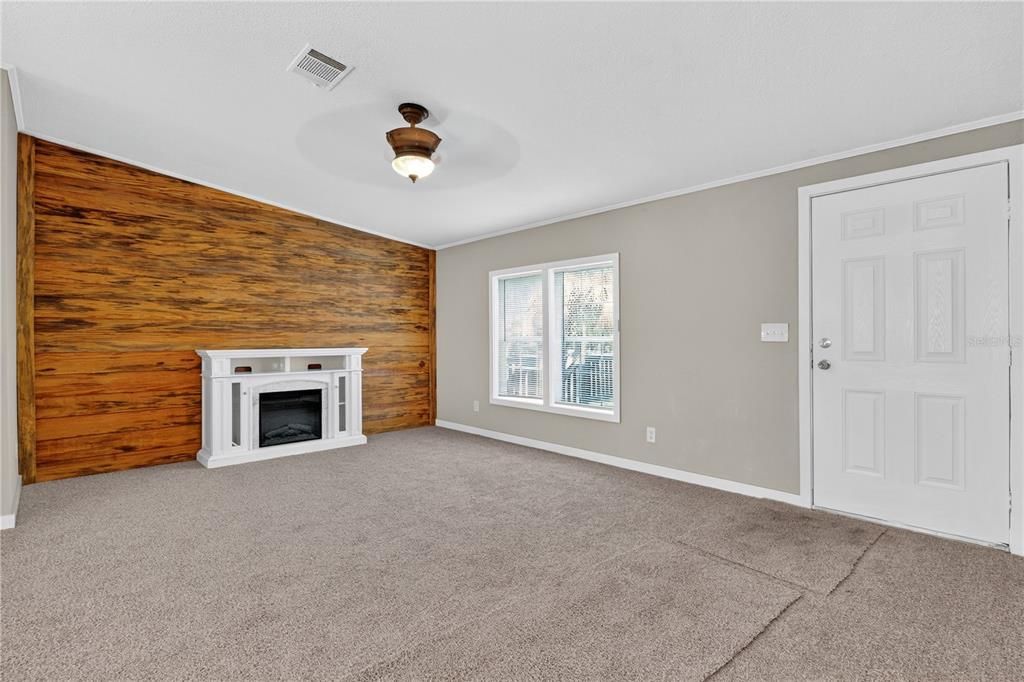 Activo con contrato: $289,000 (4 camas, 2 baños, 2240 Pies cuadrados)