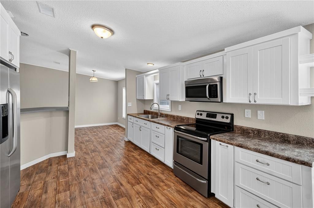 Activo con contrato: $289,000 (4 camas, 2 baños, 2240 Pies cuadrados)