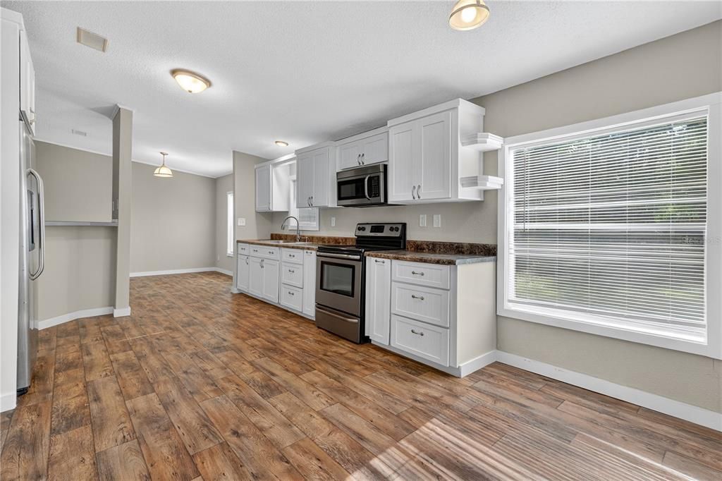 Activo con contrato: $289,000 (4 camas, 2 baños, 2240 Pies cuadrados)