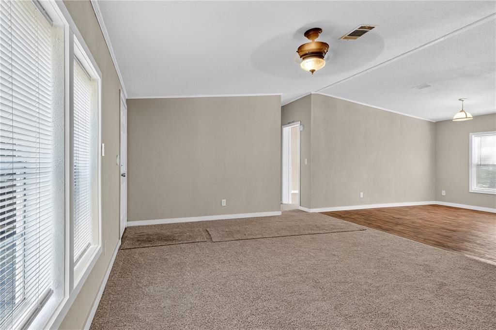 Activo con contrato: $289,000 (4 camas, 2 baños, 2240 Pies cuadrados)