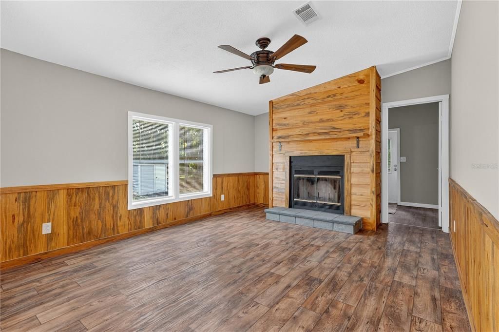 Activo con contrato: $289,000 (4 camas, 2 baños, 2240 Pies cuadrados)