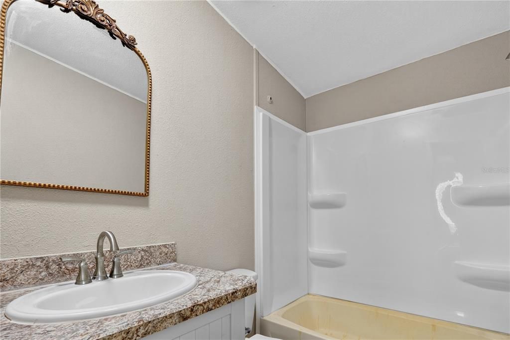 Activo con contrato: $289,000 (4 camas, 2 baños, 2240 Pies cuadrados)