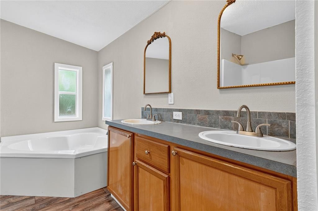 Activo con contrato: $289,000 (4 camas, 2 baños, 2240 Pies cuadrados)