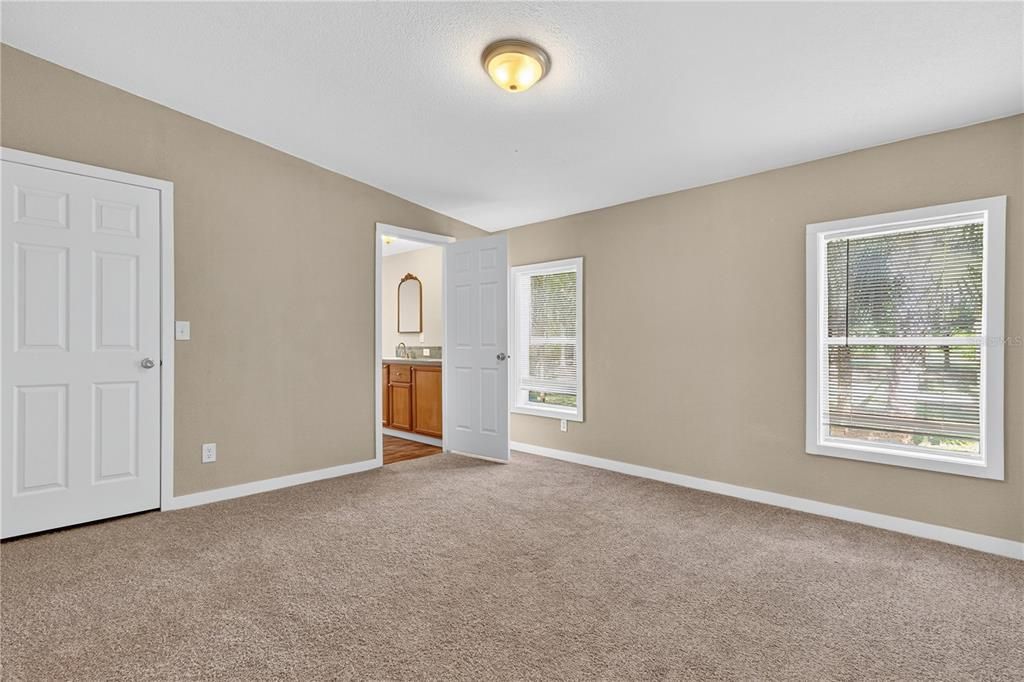 Activo con contrato: $289,000 (4 camas, 2 baños, 2240 Pies cuadrados)