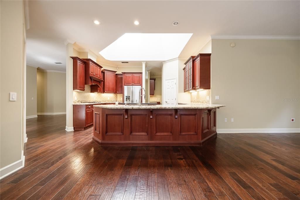 合同活跃: $630,000 (4 贝兹, 2 浴室, 2604 平方英尺)