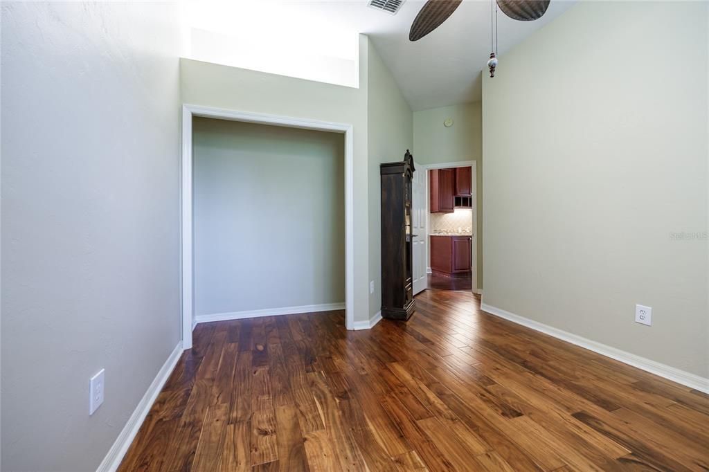 合同活跃: $630,000 (4 贝兹, 2 浴室, 2604 平方英尺)