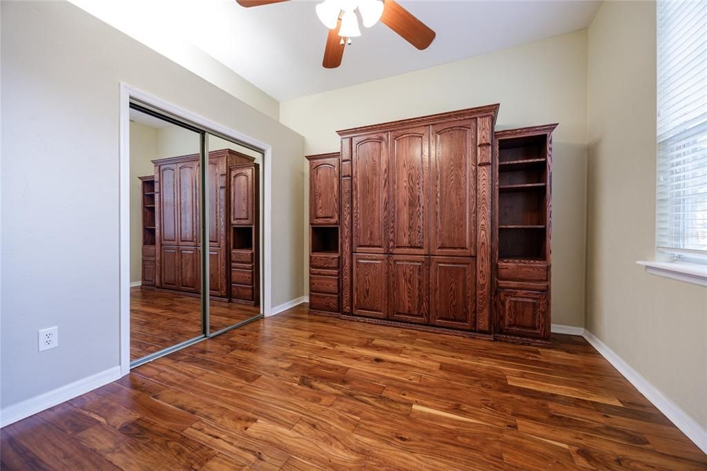 合同活跃: $630,000 (4 贝兹, 2 浴室, 2604 平方英尺)