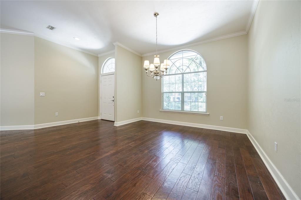 合同活跃: $630,000 (4 贝兹, 2 浴室, 2604 平方英尺)