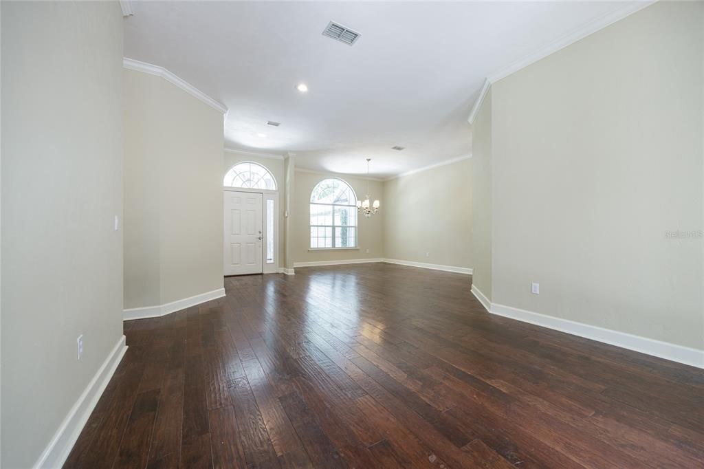 合同活跃: $630,000 (4 贝兹, 2 浴室, 2604 平方英尺)