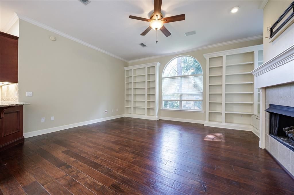 合同活跃: $630,000 (4 贝兹, 2 浴室, 2604 平方英尺)