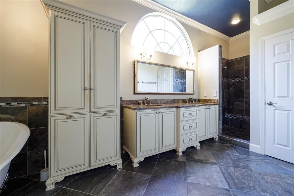 合同活跃: $630,000 (4 贝兹, 2 浴室, 2604 平方英尺)