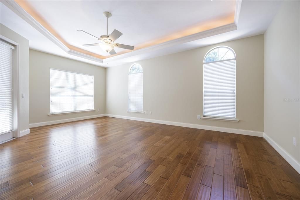 合同活跃: $630,000 (4 贝兹, 2 浴室, 2604 平方英尺)