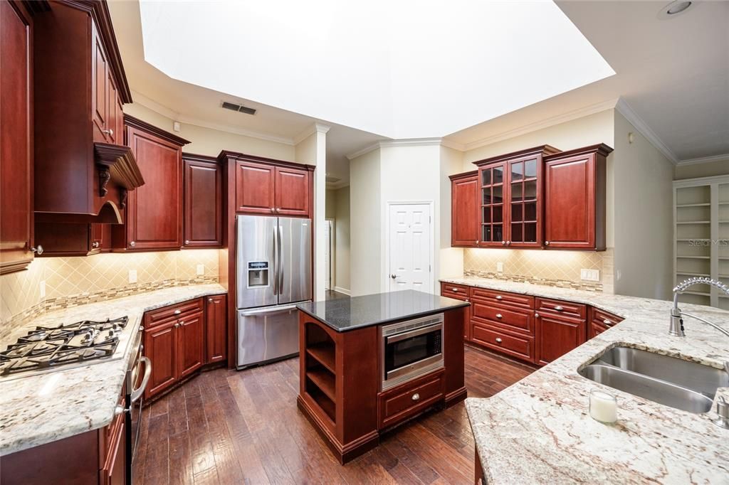 合同活跃: $630,000 (4 贝兹, 2 浴室, 2604 平方英尺)