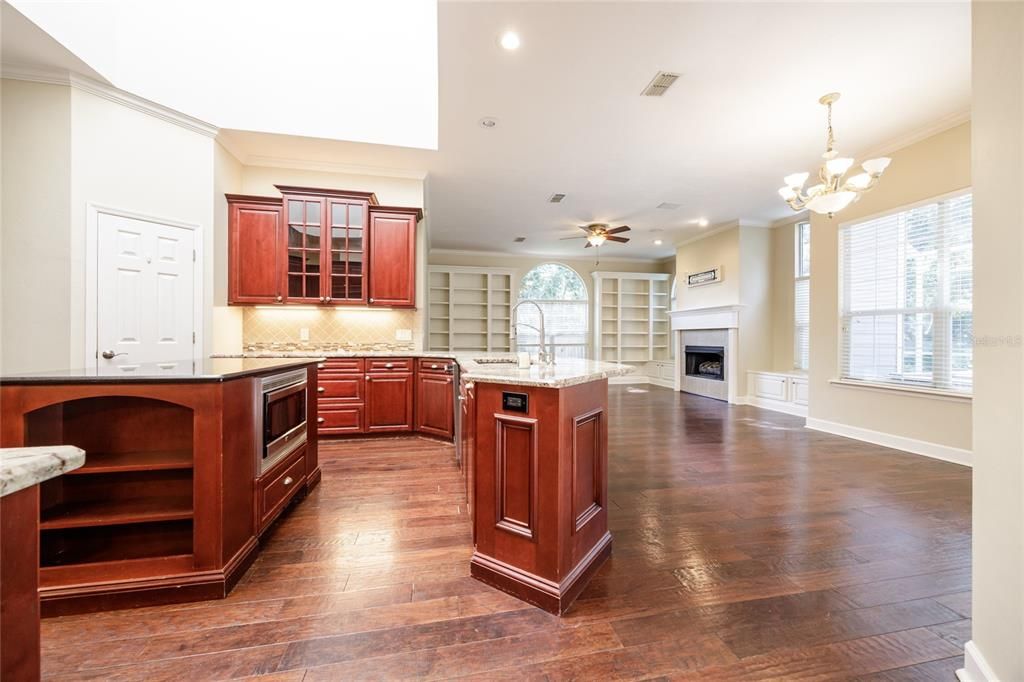 合同活跃: $630,000 (4 贝兹, 2 浴室, 2604 平方英尺)