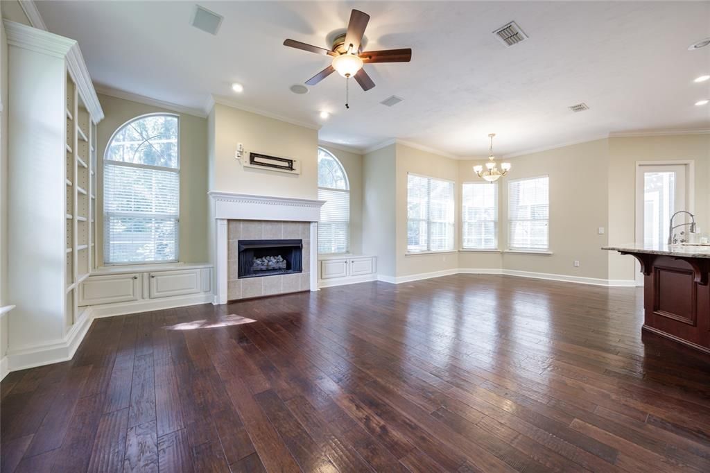 合同活跃: $630,000 (4 贝兹, 2 浴室, 2604 平方英尺)