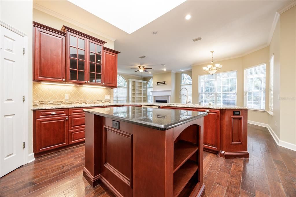 合同活跃: $630,000 (4 贝兹, 2 浴室, 2604 平方英尺)