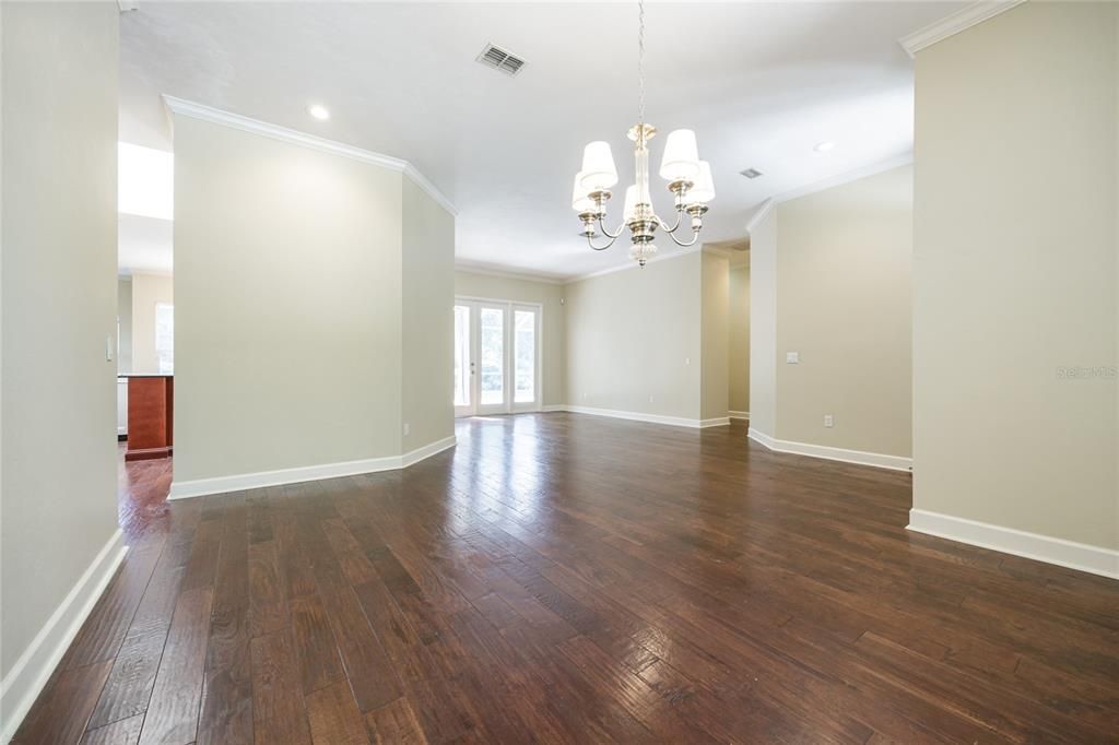 合同活跃: $630,000 (4 贝兹, 2 浴室, 2604 平方英尺)