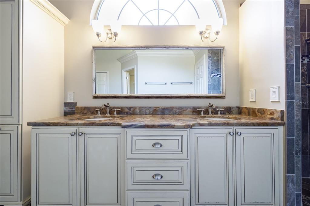 合同活跃: $630,000 (4 贝兹, 2 浴室, 2604 平方英尺)