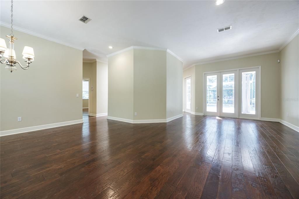 合同活跃: $630,000 (4 贝兹, 2 浴室, 2604 平方英尺)