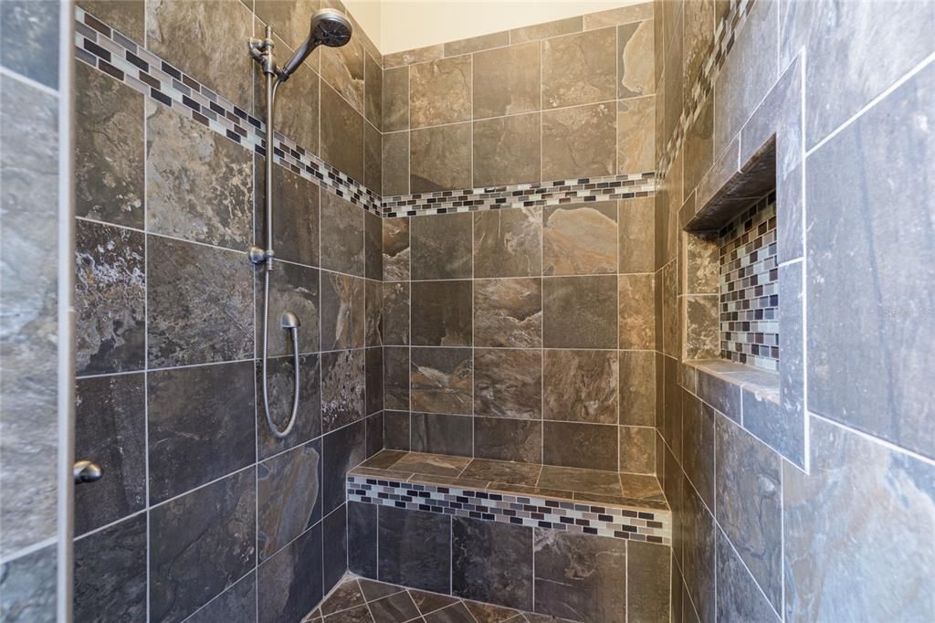 合同活跃: $630,000 (4 贝兹, 2 浴室, 2604 平方英尺)